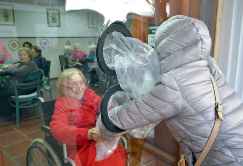 Tandil: Un hogar instal� una manga para abrazar familiares